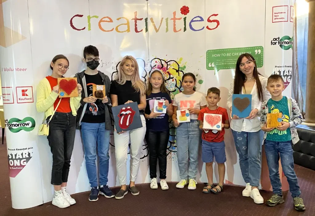 Participanti pozand cu lucrarile realizate in cadrul atelierului string art organizat