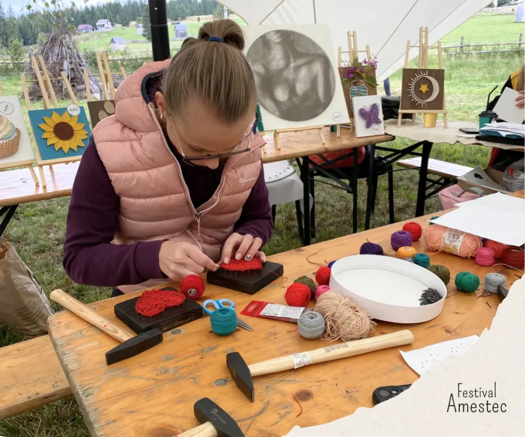 Crearea unui tablou string art cu inima în timpul atelierului