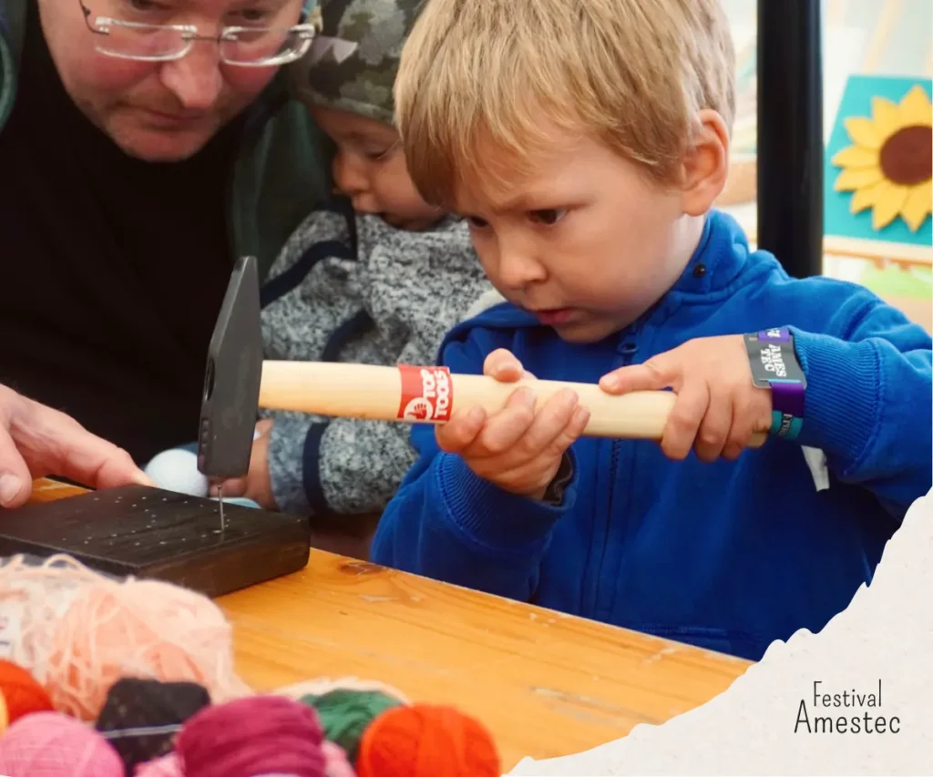 Procesul de creare a unui tablou string art in timpul atelierului