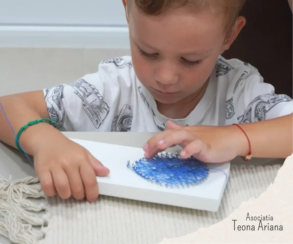 Copil care realizeaza un model string art cu balon în cadrul unui atelier creativ