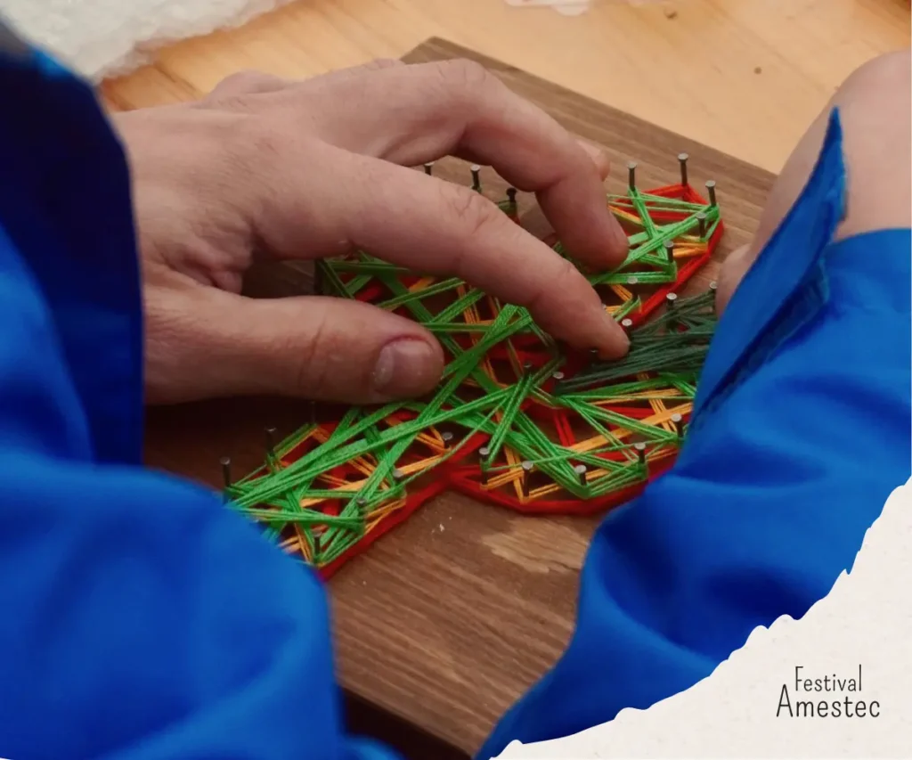 Procesul de lucru în timpul atelierului creativ la festivalul amestec creare cactus