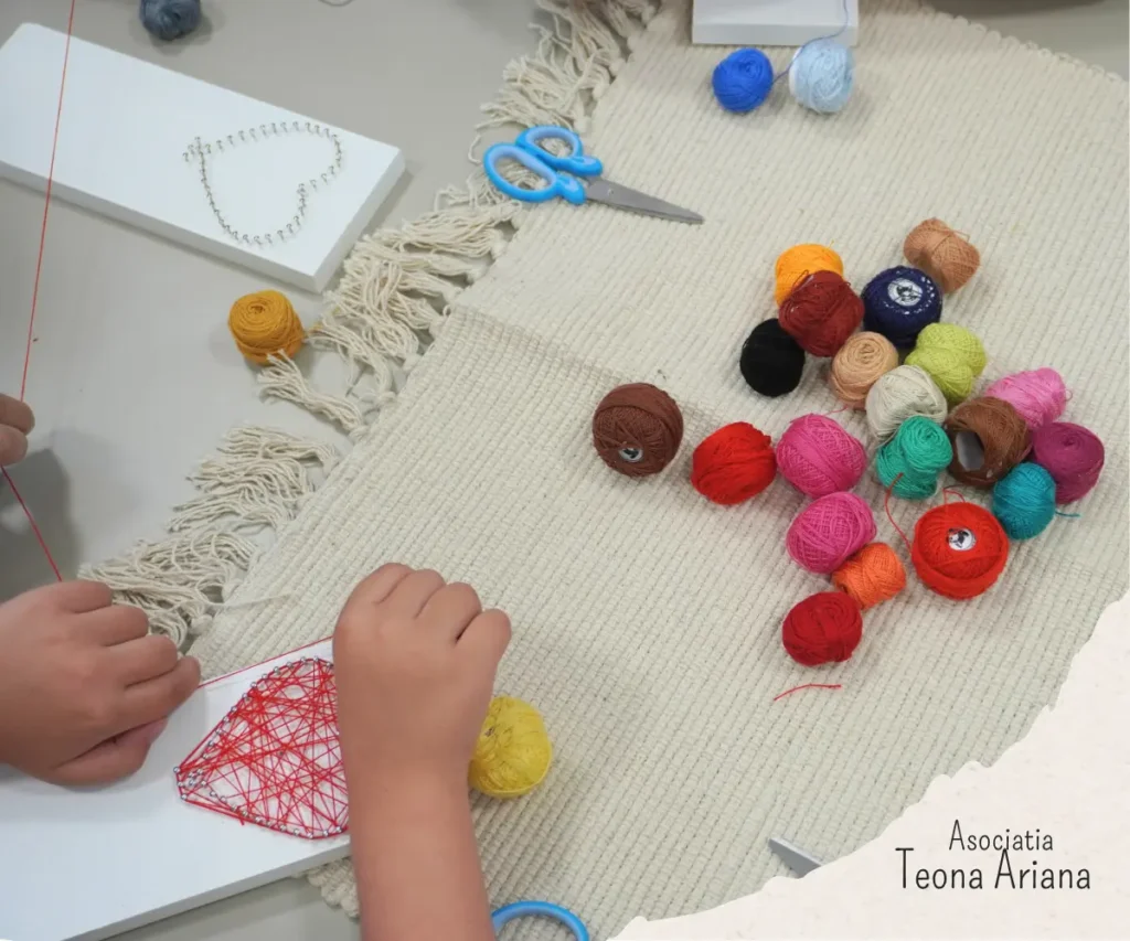 Participant lucrând la un tablou string art în cadrul atelierului
