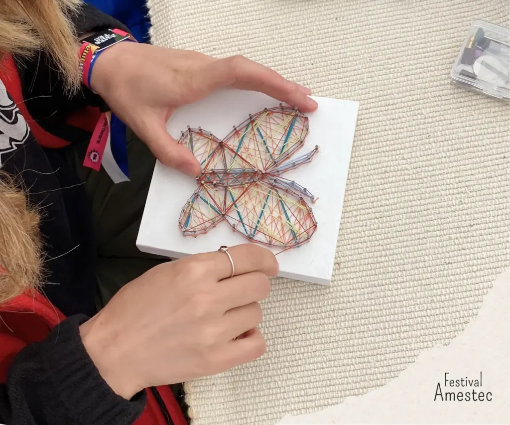 Proces de lucru la atelier string art fata care face un fluture