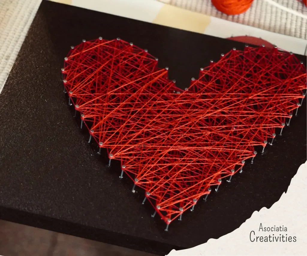 Lucrarea cu inima rosie creata la atelierul de string art