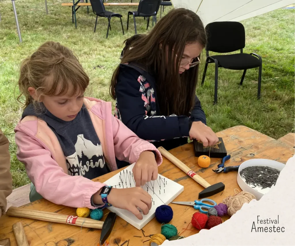 Crearea unui tablou string art cu fluture în timpul atelierului creativ la festivalul amestec