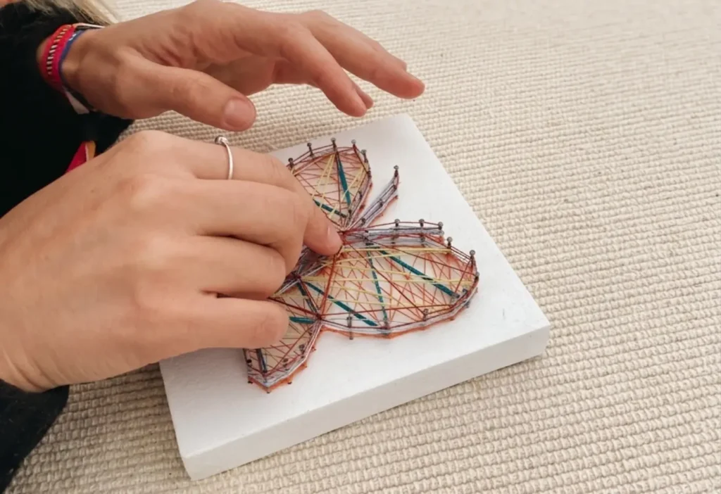 Atelier string art fata care face un fluture