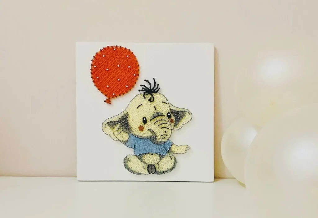 Tablou personalizat string art elefant cu balon