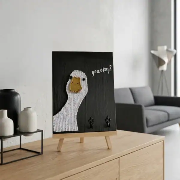 Suport pentru chei string art cu gâscă și mesajul you okay realizat manual