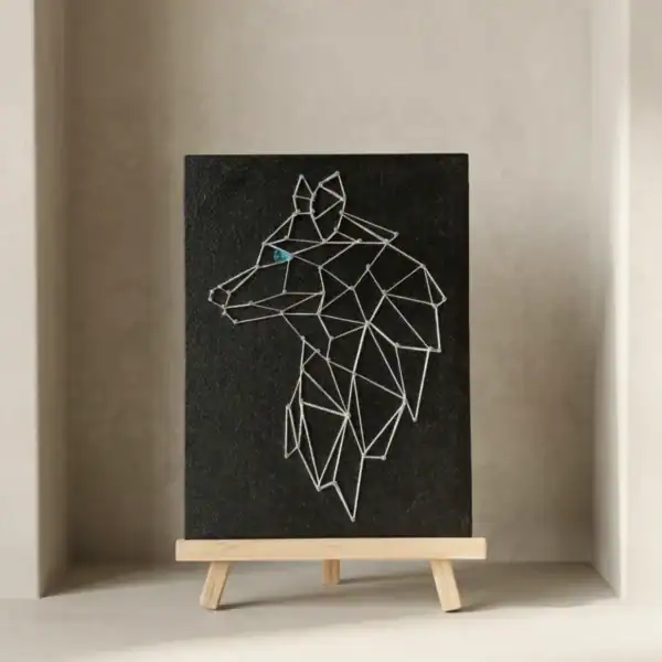 Tablou handmade cu lup geometric realizat în tehnica string art pe fundal negru